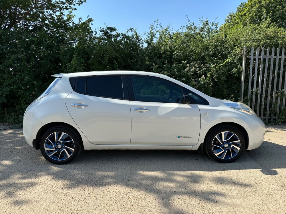 White Nissan LEAF 24kWh Acenta Hatchback 5dr Electric Auto 107 bhp