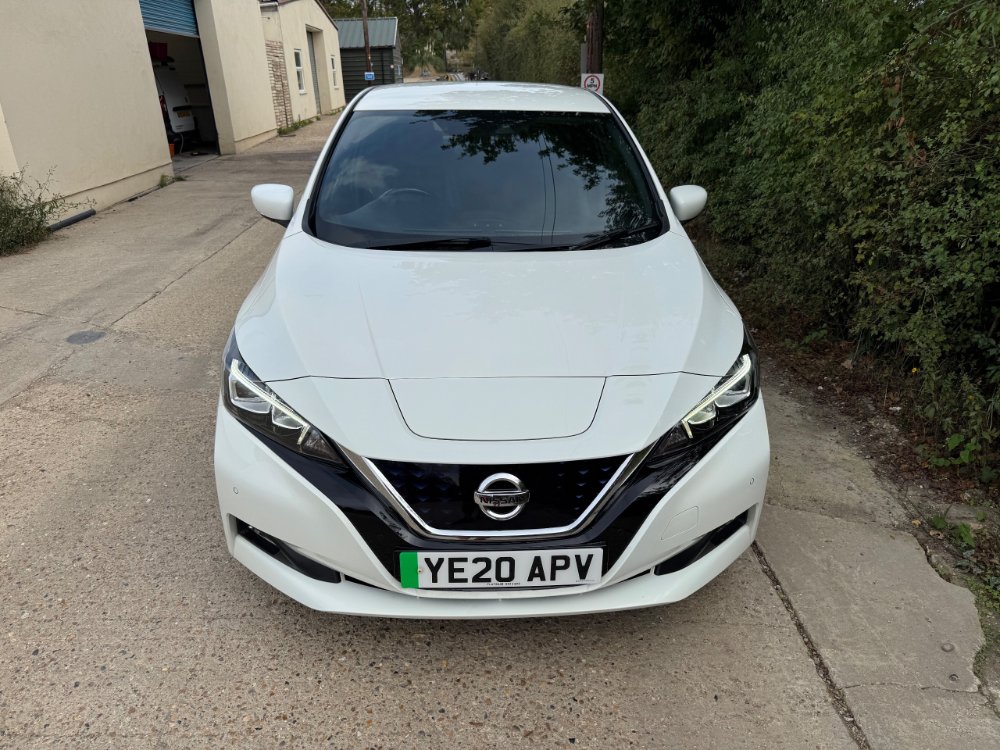 White 2020 Nissan LEAF 40kWh Tekna Hatchback 5dr Electric Auto 150 ps in Reigate