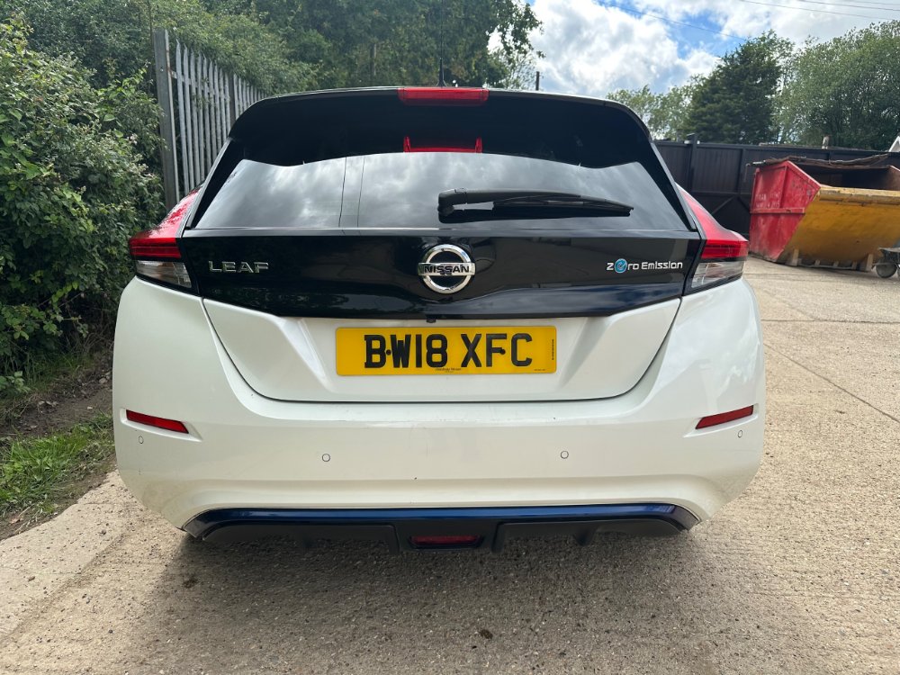 White 2018 Nissan LEAF 40kWh Tekna Hatchback 5dr Electric Auto 150 ps in Reigate