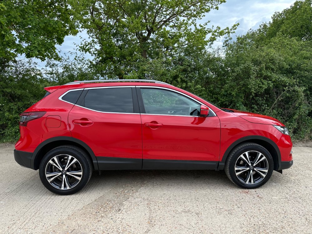 Red Nissan Qashqai 1.3 DIG-T N-Connecta SUV 5dr Petrol Manual Euro 6 s/s 140 ps