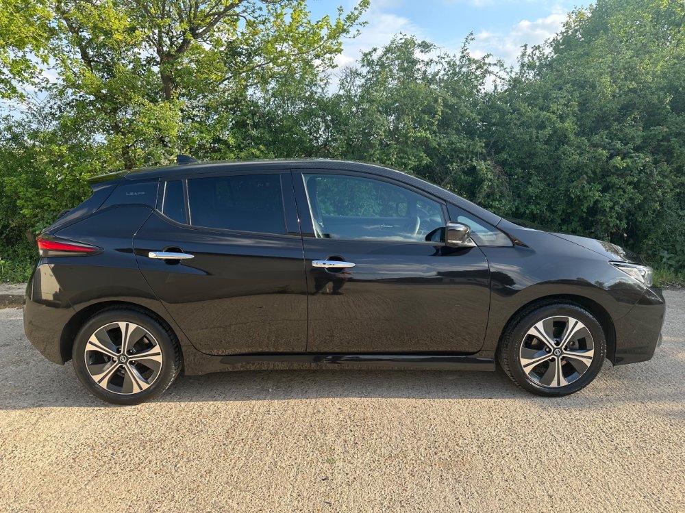 Black Nissan LEAF 40kWh 10 Hatchback 5dr Electric Auto 150 ps