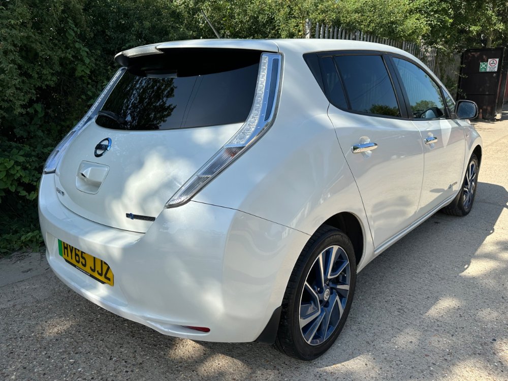 Nissan LEAF 24kWh Acenta Hatchback 5dr Electric Auto 107 bhp for sale in Reigate