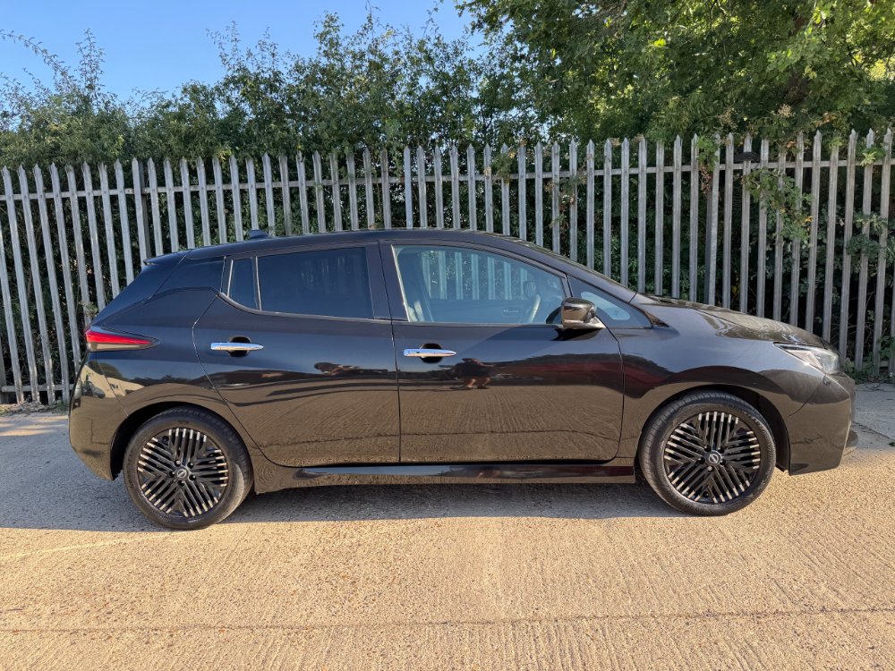 Black Nissan LEAF 39kWh Tekna Hatchback 5dr Electric Auto 150 ps