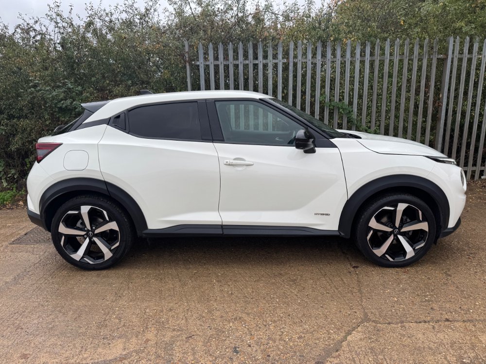White Nissan Juke 1.6 Tekna SUV 5dr Petrol Hybrid Auto Euro 6 143 ps