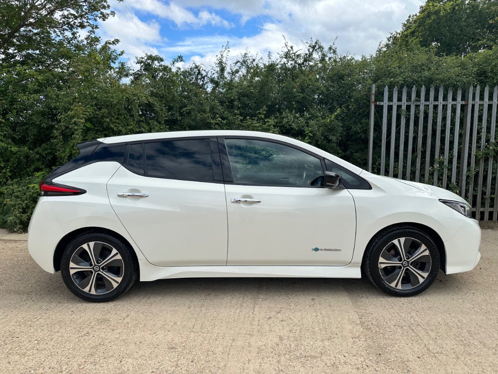 White Nissan LEAF 40kWh Tekna Hatchback 5dr Electric Auto 150 ps