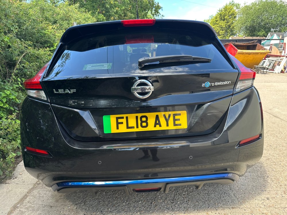 Black 2018 Nissan LEAF 40kWh N-Connecta Hatchback 5dr Electric Auto 150 ps in Reigate