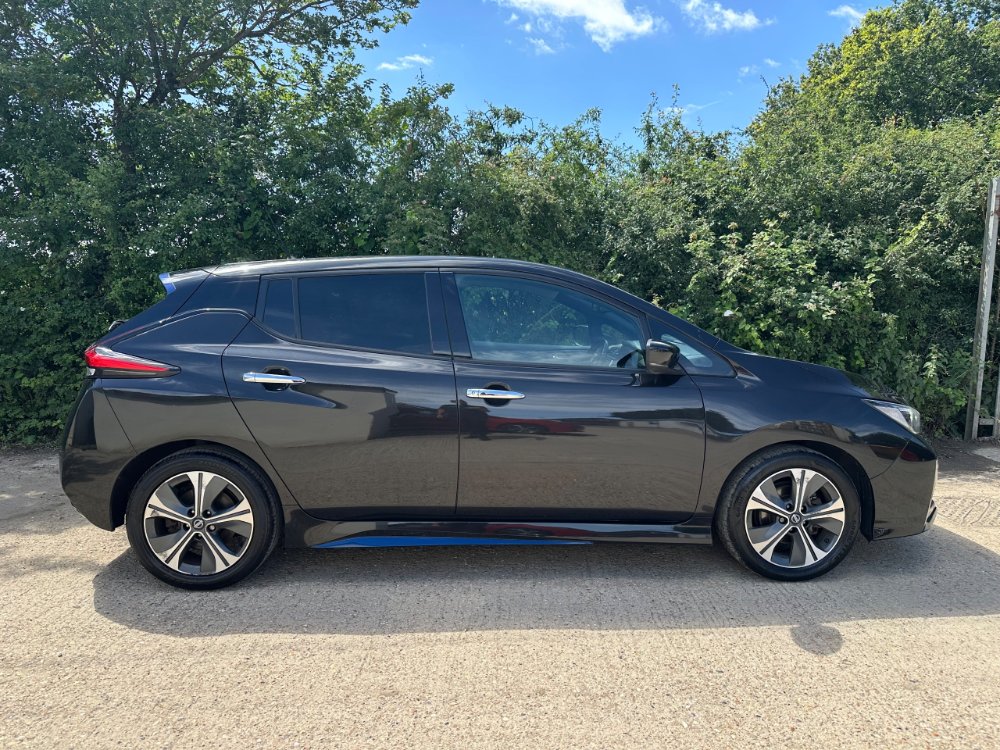 Black Nissan LEAF 40kWh N-Connecta Hatchback 5dr Electric Auto 150 ps