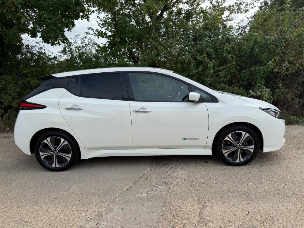 White Nissan LEAF 40kWh Tekna Hatchback 5dr Electric Auto 150 ps