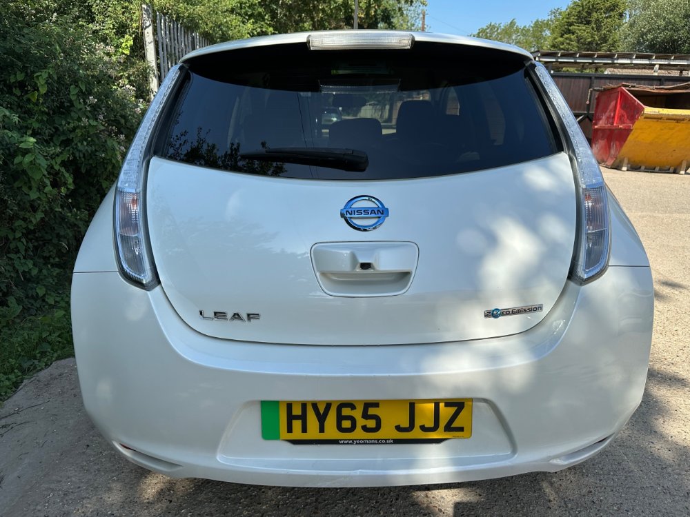 White 2015 Nissan LEAF 24kWh Acenta Hatchback 5dr Electric Auto 107 bhp in Reigate