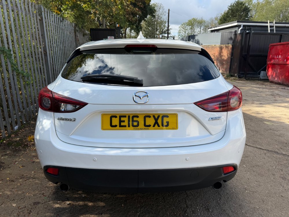 White 2016 Mazda 3 2.0 SKYACTIV-G Sport Nav Hatchback 5dr Petrol Manual Euro 6 s/s 121 ps in Reigate