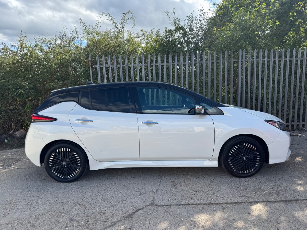 White Nissan LEAF 39kWh N-Connecta Hatchback 5dr Electric Auto 150 ps