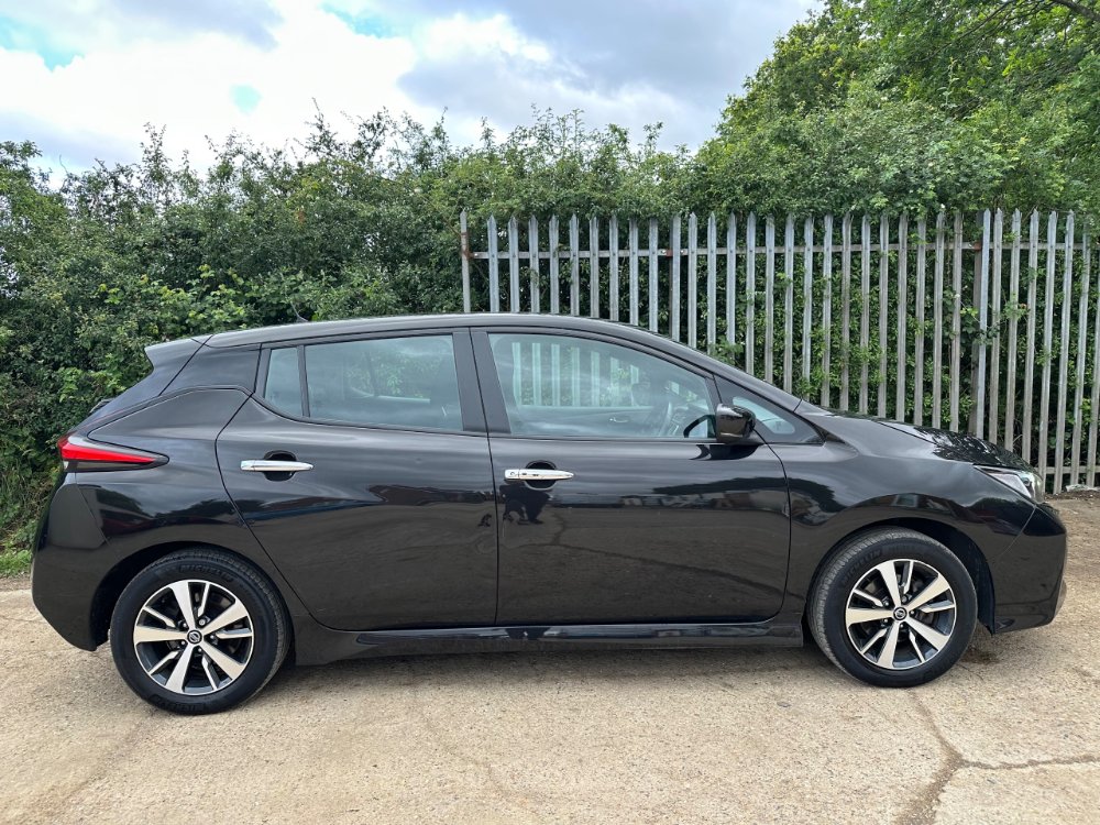 Black Nissan LEAF 40kWh Acenta Hatchback 5dr Electric Auto 150 ps